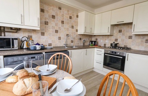 Weymouth Cottage | AMARANTA, pet friendly, with a garden in Brewers Quay Harbour