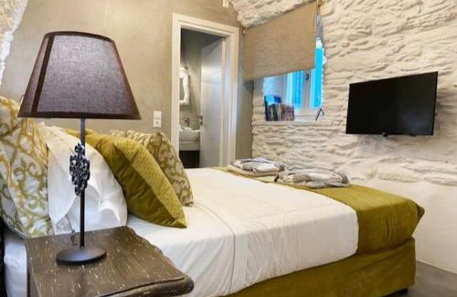 Menites House | Amarienitas Suites