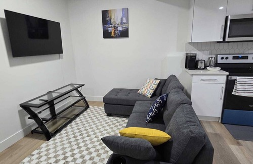 Northeast Edmonton House | Amazing 2-bedroom house with WiFi in Edmonton