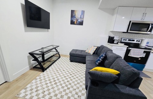 Northeast Edmonton House | Amazing 2-bedroom house with WiFi in Edmonton
