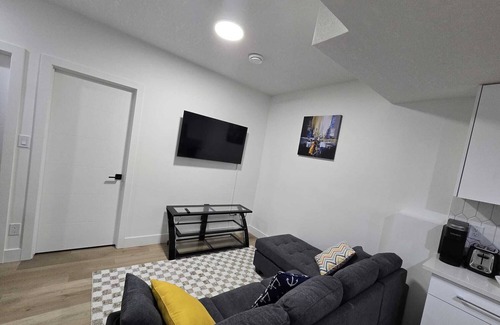 Northeast Edmonton House | Amazing 2-bedroom house with WiFi in Edmonton