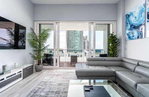 Hollywood South Central Beach Apartment | AMAZING 2BR 2BA NEWLY RENO BEACHFRONT APT W/BEACH VIEW
