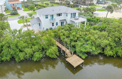 New Smyrna Beach House | Amazing 3-bedroom house across the street from the beach in New Smyrna Beach, FL