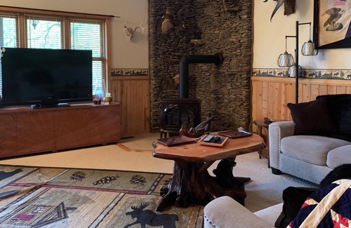 Alpine Lake Cabin | Amazing 3 bedroom cabin with a screened in back porch!