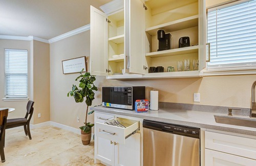 Central Southwest House | Amazing 3-bedroom townhome with AC in Houston