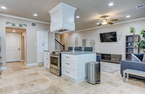 Central Southwest House | Amazing 3-bedroom townhome with AC in Houston
