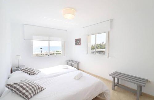 Marbella Apartment | Amazing 3bedroom flat with seafront views & pool by SharingCo