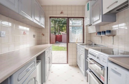 Havering House | Amazing 4 Bedrooms House near Romford Station