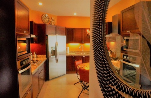 Romantic Zone Condo | AMAZING 5* 1BR 2BA 5min to Beach FAB rooftop pool & jacuzzi by restaurant row.