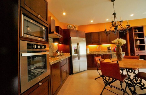 Romantic Zone Condo | AMAZING 5* 1BR 2BA 5min to Beach FAB rooftop pool & jacuzzi by restaurant row.
