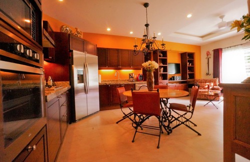 Romantic Zone Condo | AMAZING 5* 1BR 2BA 5min to Beach FAB rooftop pool & jacuzzi by restaurant row.