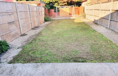 Feltham North House | Amazing 5 Bedroom Home Away From Home