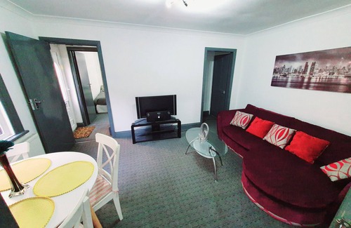 Feltham North House | Amazing 5 Bedroom Home Away From Home