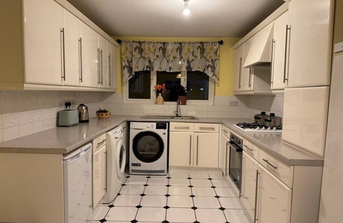Bedford Villa | Amazing 5 Bedrooms Detached House in Bedford