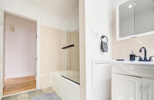 Hochelaga Apartment | Amazing 8-Bedrooms in Homa Montreal 40