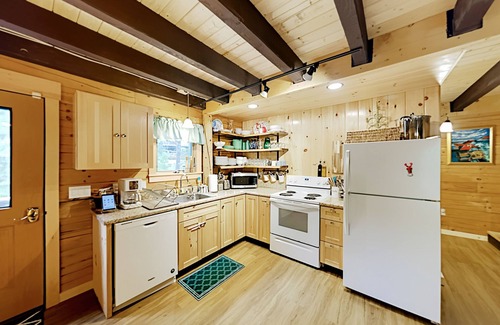 Boothbay Harbor Cottage | Amazing All-Season Sprucewold Cabin w/Private Beach Club Access