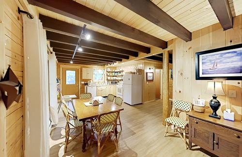Boothbay Harbor Cottage | Amazing All-Season Sprucewold Cabin w/Private Beach Club Access