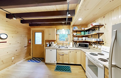 Boothbay Harbor Cottage | Amazing All-Season Sprucewold Cabin w/Private Beach Club Access