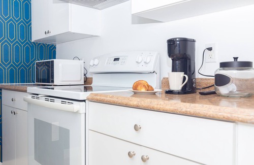 Edgewater Apartment | Amazing apartment by the bay with free parking - Art District