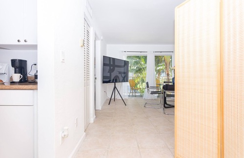 Edgewater Apartment | Amazing apartment by the bay with free parking - Art District