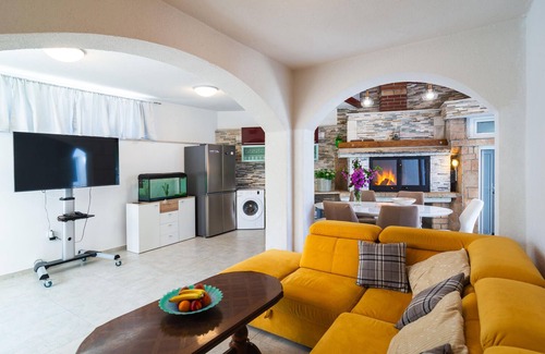 Bol Apartment | Amazing apartment in Bol with WiFi