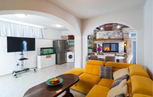 Bol Apartment | Amazing Apartment In Bol With Wifi