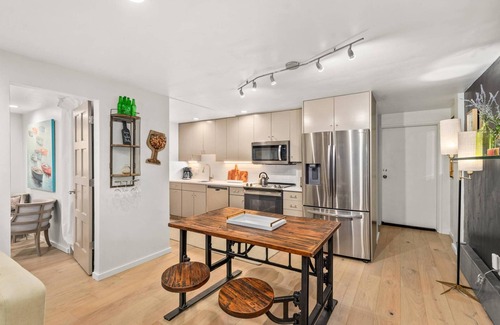 Aspen Condo | Amazing Aspen Location! 5 Minute Walk To Gondola, Dining, Shopping. Outdoor Hot Tub, Wifi, Parking