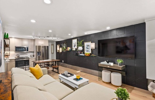 Aspen Condo | Amazing Aspen Location! 5 Minute Walk To Gondola, Dining, Shopping. Outdoor Hot Tub, Wifi, Parking