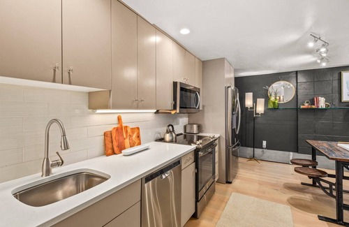 Aspen Condo | Amazing Aspen Location! 5 Minute Walk To Gondola, Dining, Shopping. Outdoor Hot Tub, Wifi, Parking