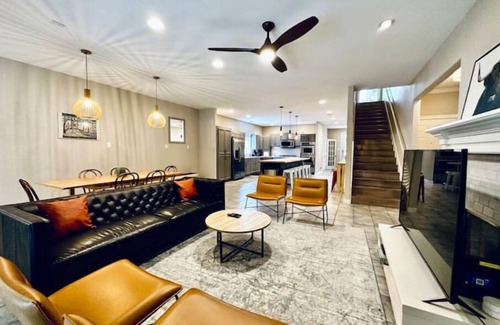 South Manchaca House | Amazing Austin Gataway 6BR4BA: HotTub Billiards Patio Chef Kitchen