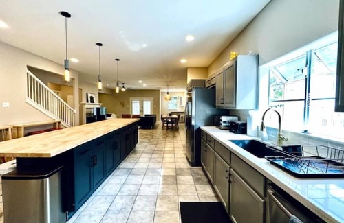 South Manchaca House | Amazing Austin Gataway 6BR4BA: HotTub Billiards Patio Chef Kitchen