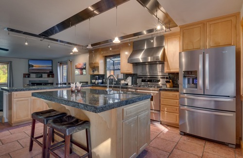 Skyland House | Amazing back yard for BBQing, private hot tub. Community Beach (ZC191)
