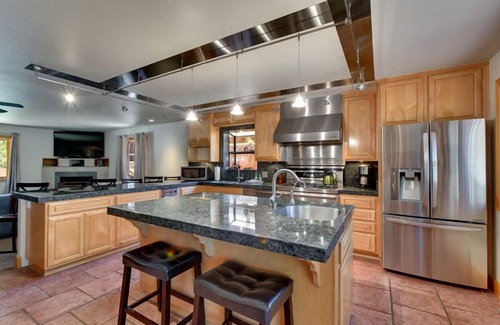 Skyland House | Amazing back yard for BBQing, private hot tub. Community Beach (ZC191)
