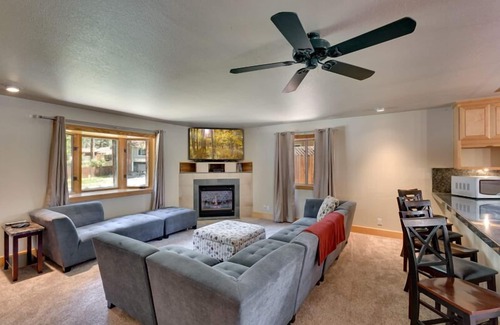 Skyland House | Amazing back yard for BBQing, private hot tub. Community Beach (ZC191)