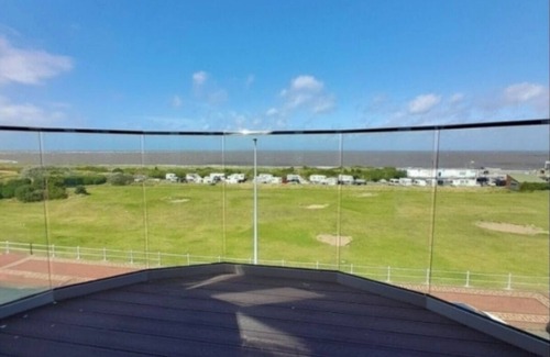 Fleetwood House | Amazing Balcony Seaview 5-bedroom house in delightful Fleetwood with WiFi