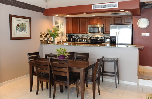 Seven Mile Beach Condo | AMAZING Beach…Comfortably Sleeps 7.Message for SPECIALS from 4/16 -12/18/25