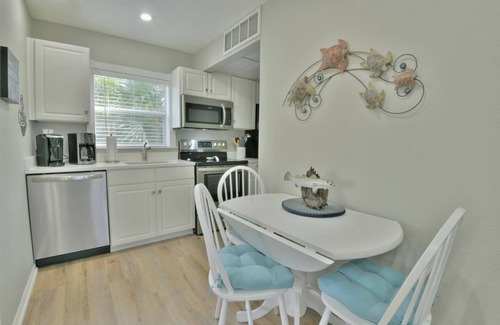 Bradenton Beach Condo | Amazing beach getaway pool condo by the beach