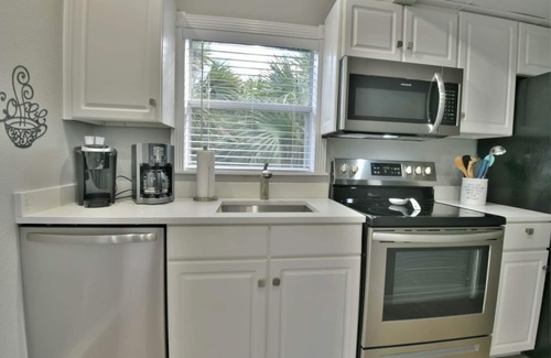 Bradenton Beach Condo | Amazing beach getaway pool condo by the beach