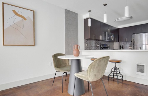 West Bellevue Apartment | Amazing Bellevue 1BR w/Gym & Coffee Bar, near shopping, by Blueground