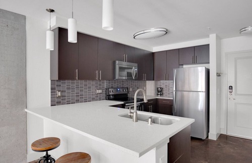 West Bellevue Apartment | Amazing Bellevue 1BR w/Gym & Coffee Bar, near shopping, by Blueground