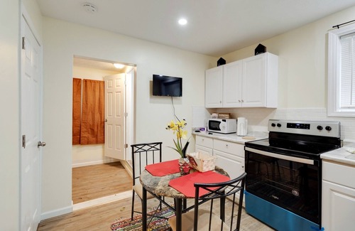 CUF Apartment | Amazing Centrally Located Apt Combo Near Uc, Hospital And Zoo! 2 Bedroom Apts by Redawning