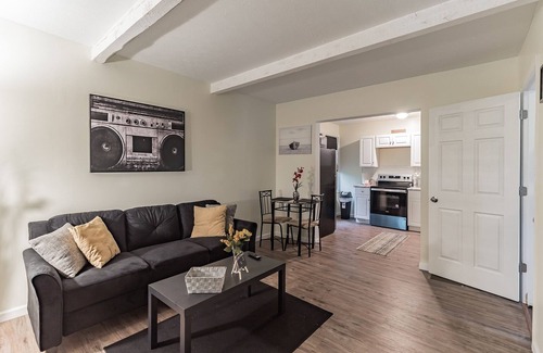 CUF Apartment | Amazing Centrally Located Apt Combo Near Uc, Hospital And Zoo! 2 Bedroom Apts by Redawning