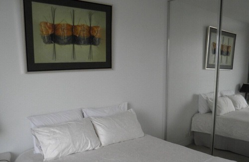 Port Melbourne Apartment | Amazing city views.