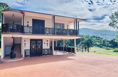 Mameyes I House | Amazing close to the beach, el yunque, 30 minutes to San Juan airport/fun