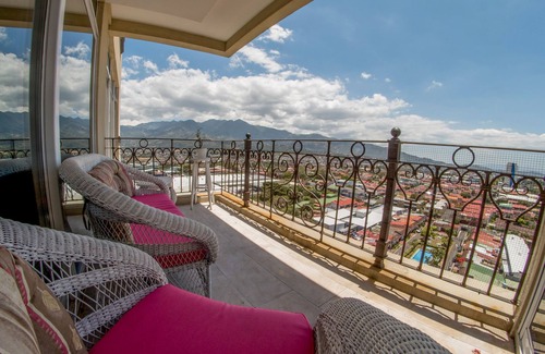 Mata Redonda Condo | Amazing dawns and sunsets the you Can see from the bed. Centric