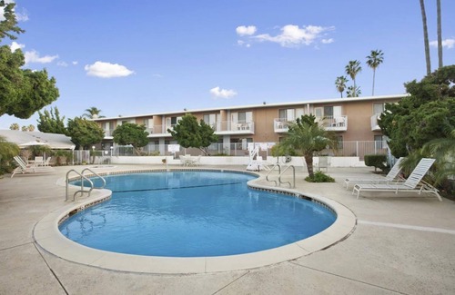 Torrance House | Amazing Deal! Cozy Family Unit, Pool, Restaurant