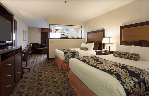 Parkrose House | AMAZING ESCAPE! COMFY UNIT, POOL, PARKING