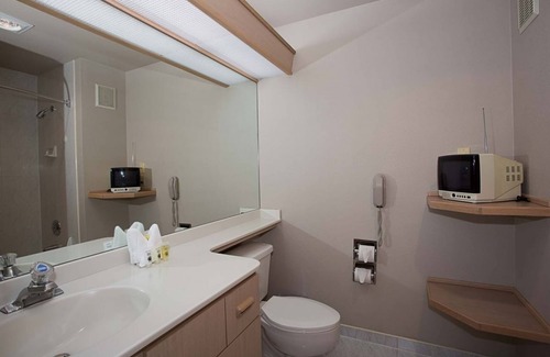 Parkrose House | AMAZING ESCAPE! COMFY UNIT, POOL, PARKING