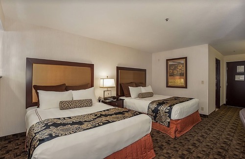 Parkrose House | AMAZING ESCAPE! COMFY UNIT, POOL, PARKING