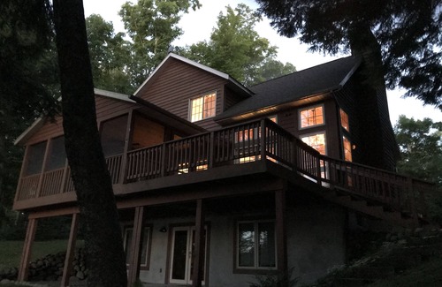 Hayward House | Amazing Fall Colors, Nature, Fireplaces, Screened Porch, Secluded!